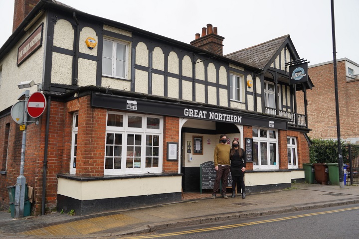 Los pubs británicos se esfuerzan por ver el vaso medio lleno pese al coronavirus