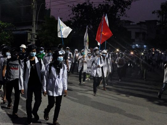 Manifestantes prodemocracia salen a las calles en Birmania tras muerte de ocho personas