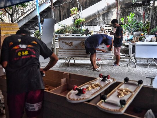 Los féretos que acabaron convertidos en tablas de skateboarding en Tailandia