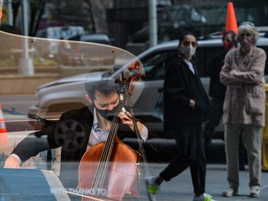 Hartos de la pandemia, músicos hacen de una vitrina en Nueva York su escenario