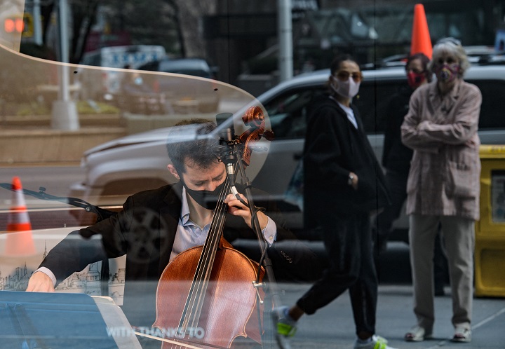 Hartos de la pandemia, músicos hacen de una vitrina en Nueva York su escenario