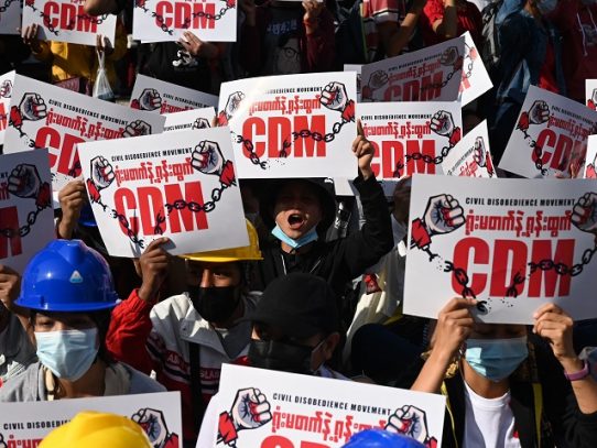 Manifestantes birmanos llaman a salir a la calle en fiesta de fuerzas armadas