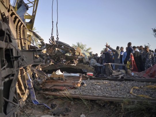 Al menos 32 muertos en el choque de dos trenes de pasajeros en Egipto