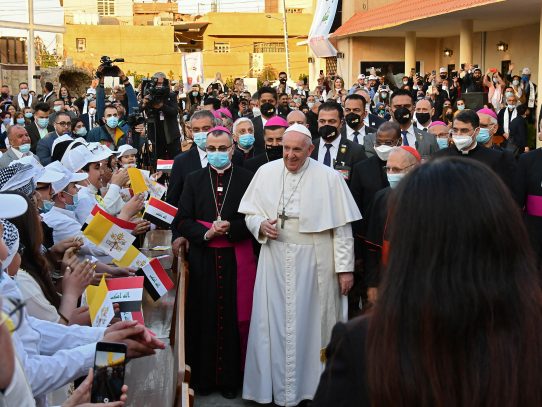 El papa y el ayatolá Sistani abogan por la "paz" en histórico encuentro en Irak