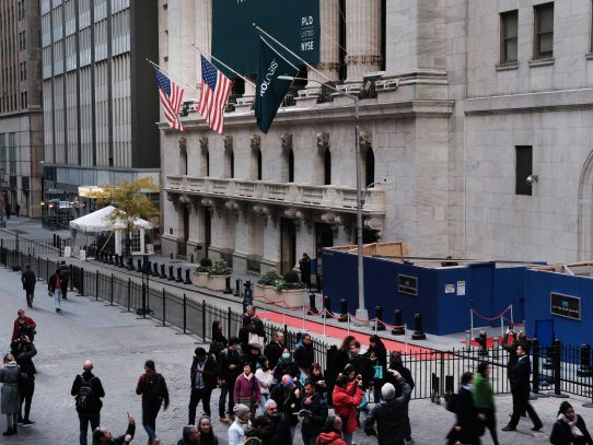 El Dow Jones terminó en un récord, tras la aprobación del plan de estímulo