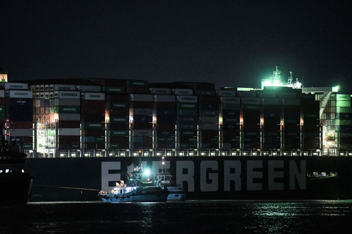 Un "error humano" pudo causar encallamiento de buque en canal de Suez