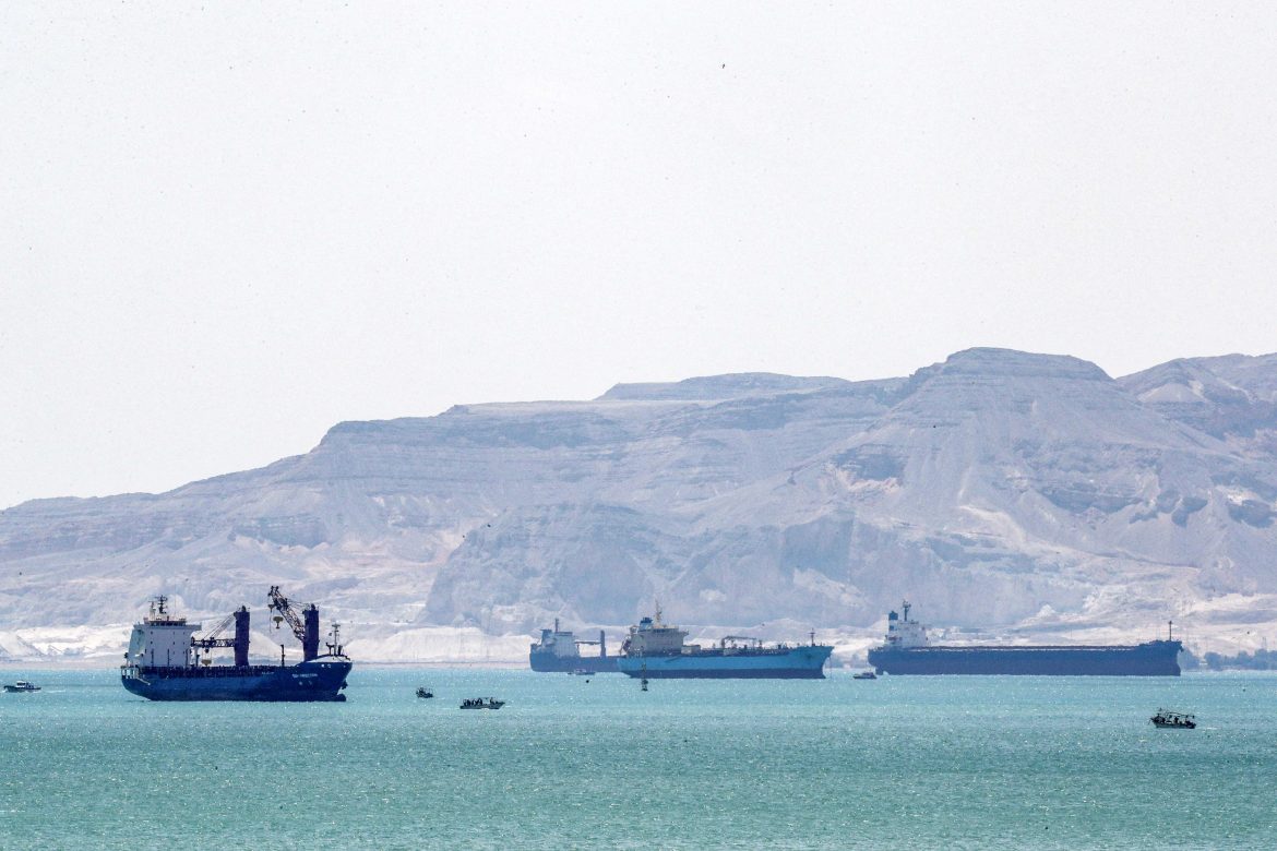 Sigue carrera contrarreloj para reflotar buque encallado en Canal de Suez