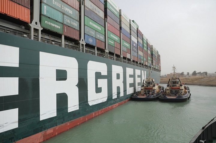 Fracasa primer intento de reflotar buque encallado en Canal de Suez