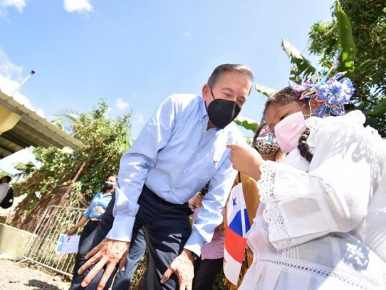 Presidente Cortizo  entrega mejora habitacional a familia de bajos recursos en Pacora