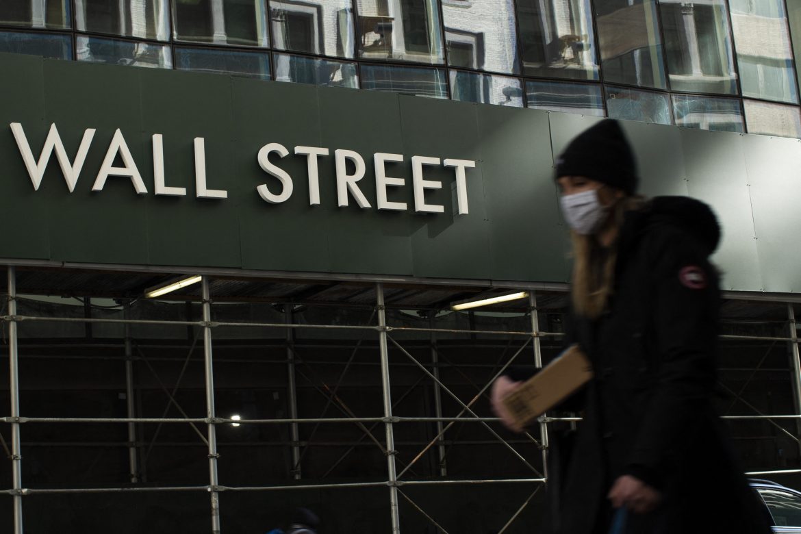 Algunas buenas noticias impulsan al alza a Wall Street