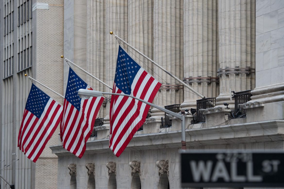 Wall Street cierra dispar antes de la Fed