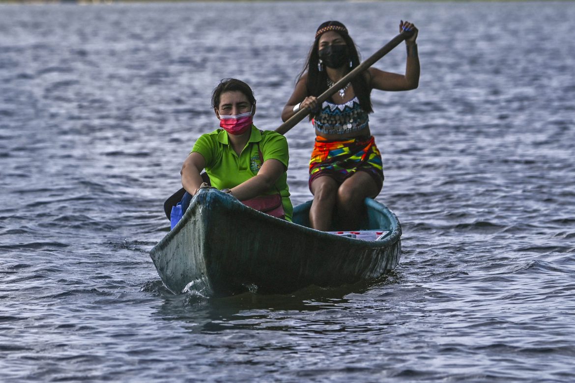Maestra deja mundo "virtual" y lleva clases en canoa a niños indígenas de Panamá