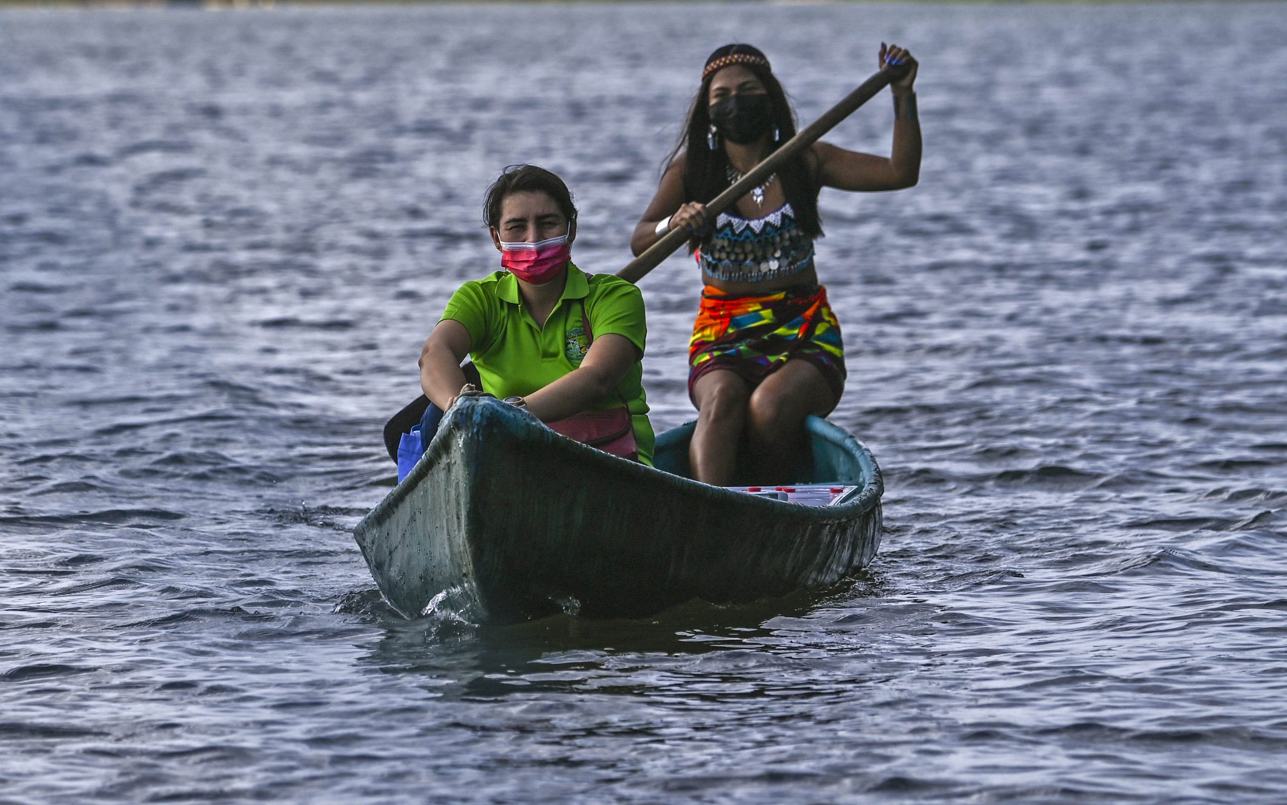 Maestra deja mundo “virtual” y lleva clases en canoa a niños indígenas ...