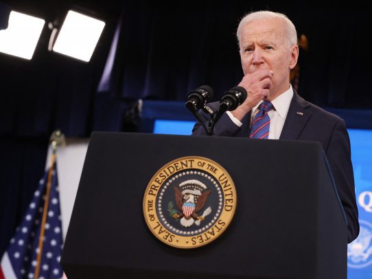 Biden dice que es "un día triste" para libertad de prensa en el mundo por cierre del Apple Daily