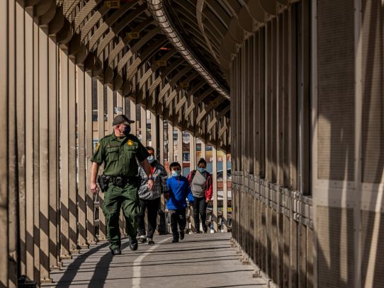 Cientos de migrantes deportados de EE.UU están "varados" en peligrosa ciudad mexicana