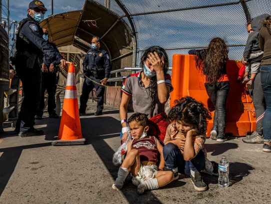 Imágenes de confusión y angustia: Familias migrantes deportadas por sorpresa