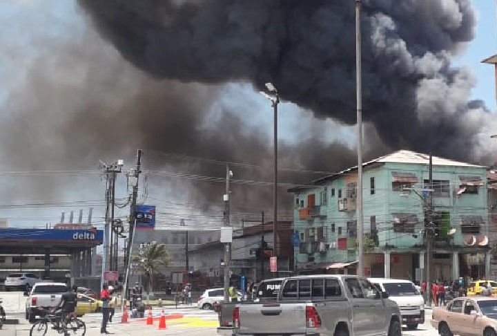 Caserón se incendia en calle 12 en Colón