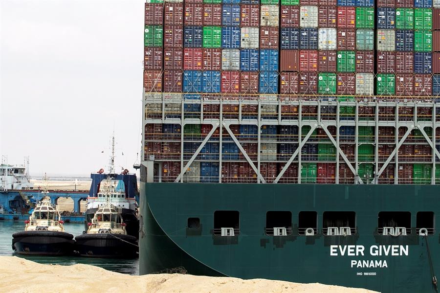 Canal de Suez anuncia que "todos los buques en espera" ya cruzaron