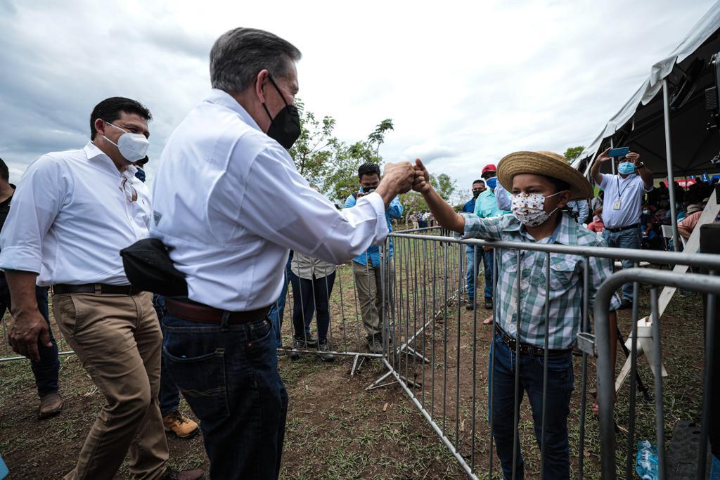 Abrirán auto rápidos de vacunas AstraZeneca en Chiriquí, Azuero, Santiago, Colón y La Chorrera