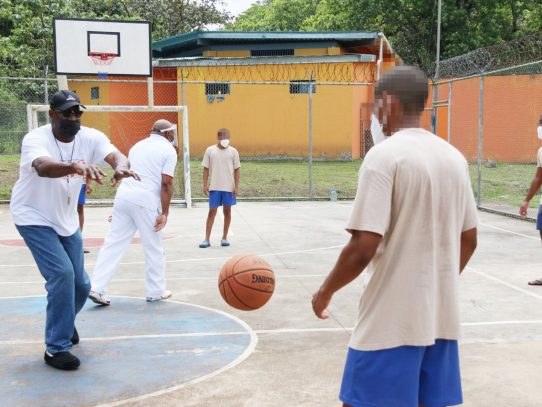 El ex seleccionado de baloncesto de  Panamá Mario Butler, dictó clínica deportiva a jóvenes.