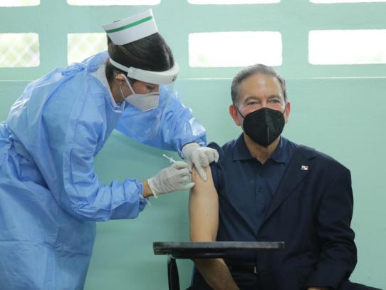 Presidente Cortizo recibió segunda dosis de vacuna contra coronavirus