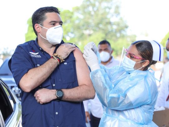 El vicepresidente Carrizo inició proceso de inmunización  con AstraZeneca en Panamá