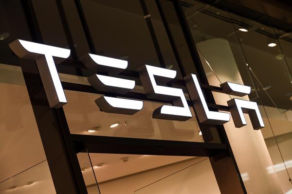 EE.UU. investiga sistema de conducción asistida de Tesla tras 11 choques