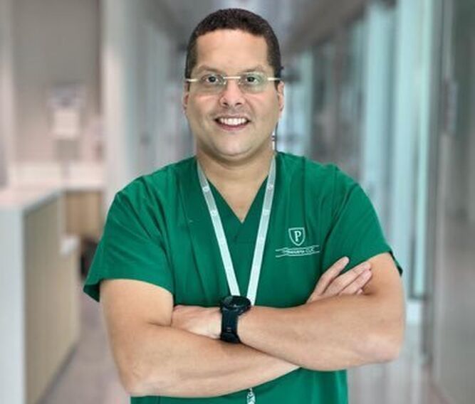 Dr. Julio Sandoval distinguido por la Facultad de Medicina