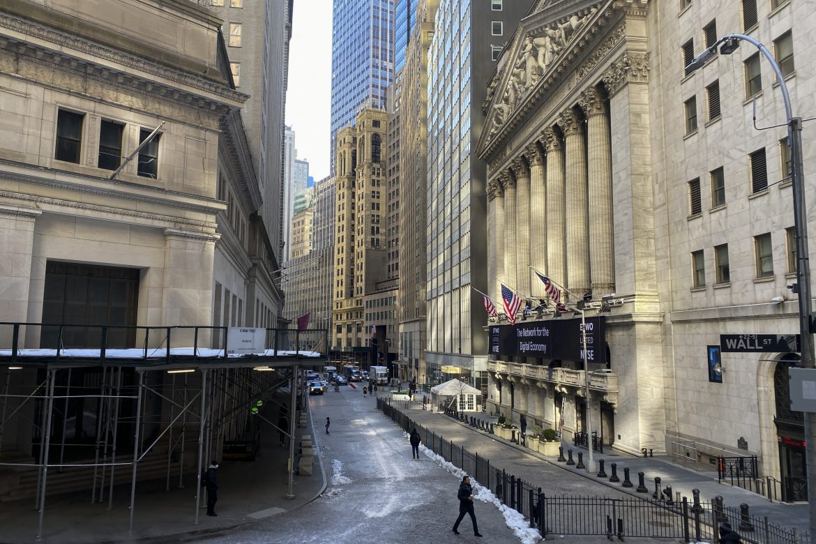 Antes de cifras de inflación y resultados de empresas, Wall Street cede terreno