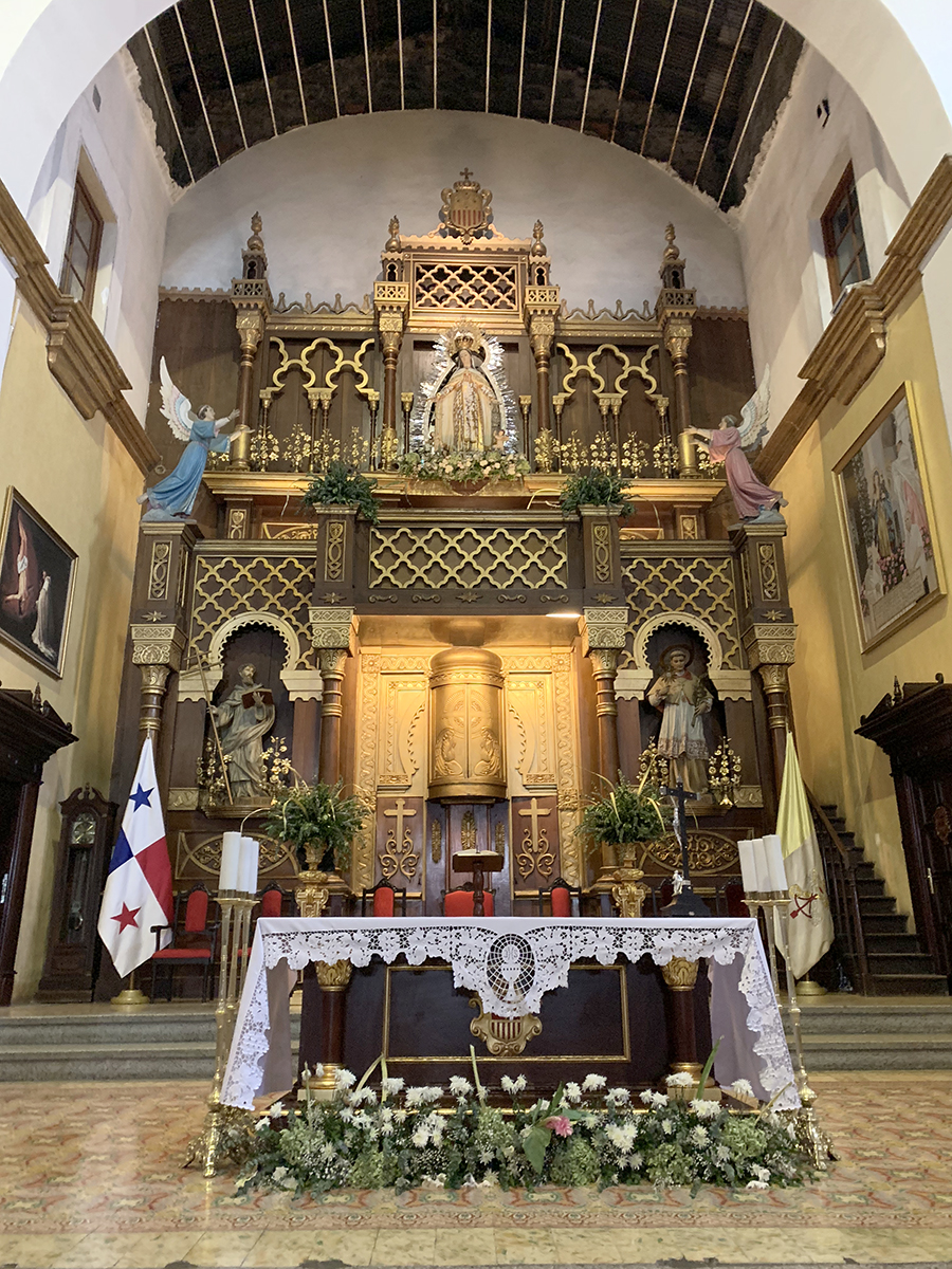 Retablo Mayor, dedicado a la Virgen de La Merced, tallado en caoba · Iglesia Nuestra Señora de La Merced Casco Viejo
