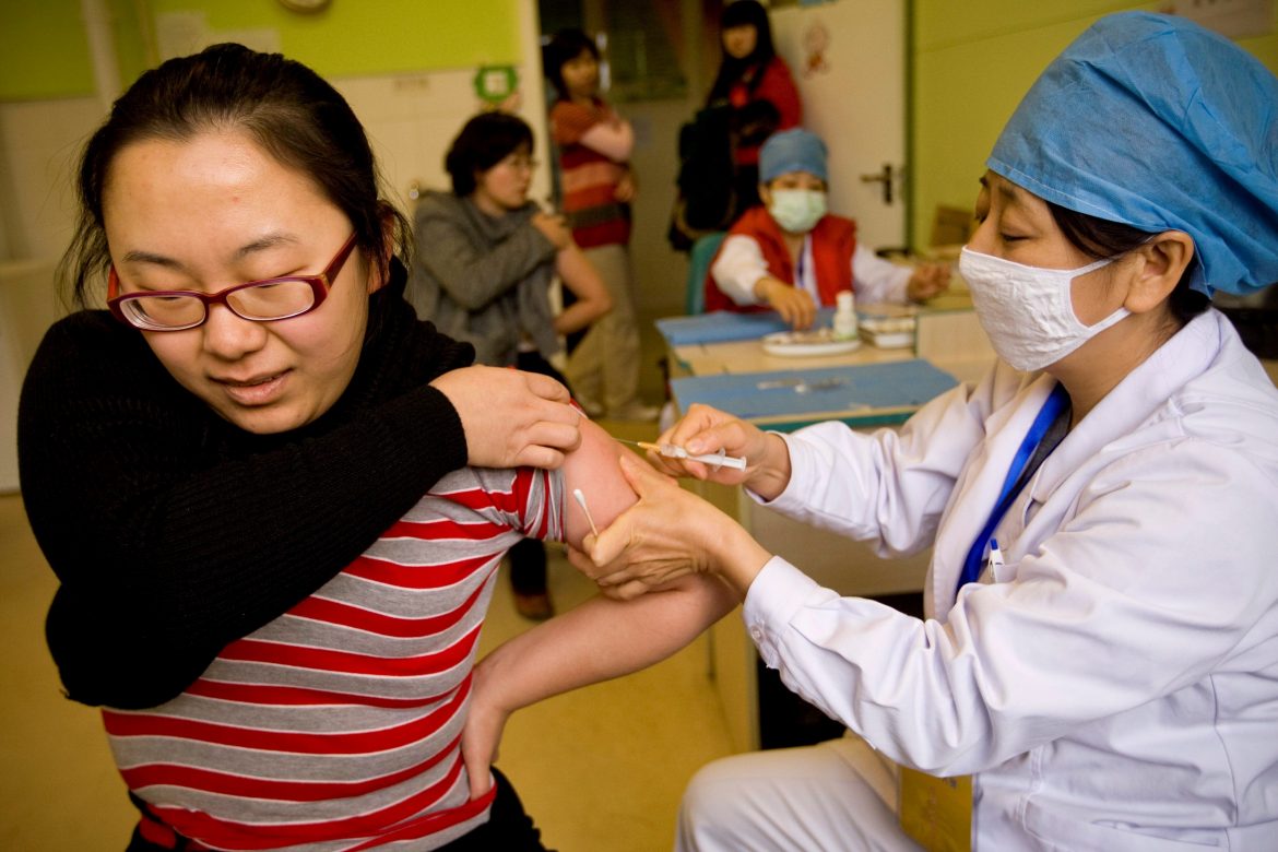 China estudia mezclar varias vacunas para aumentar la eficacia ante el virus