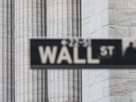Después de alcanzar niveles récord, Wall Street bajó por tomas de beneficios