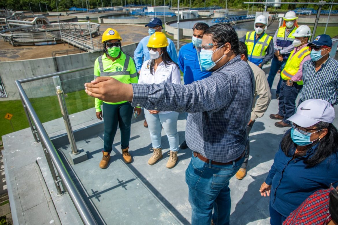 Autoridades verifican situación actual de obras para saneamiento de aguas residuales