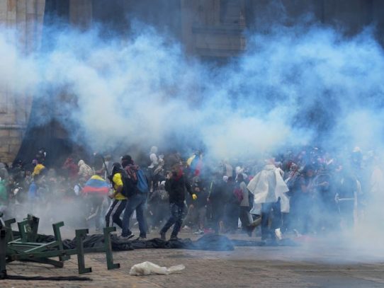 Masivas protestas contra reforma tributaria en Colombia desafían restricciones anticovid