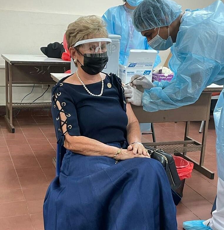 Expresidenta Mireya Moscoso recibe segunda dosis de la vacuna contra el Covid-19