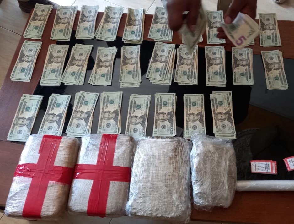 Allanamiento, mujer es detenida con dinero y presunta droga