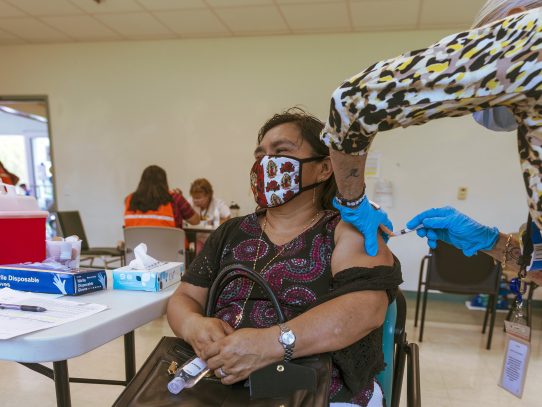 Según un nuevo estudio, muchos latinos que no están vacunados sí quisieran vacunarse