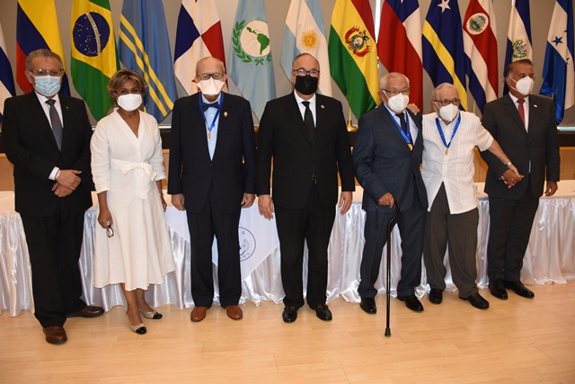 Distinguen con la medalla Dr. Jorge Abadía Arias a médicos panameños