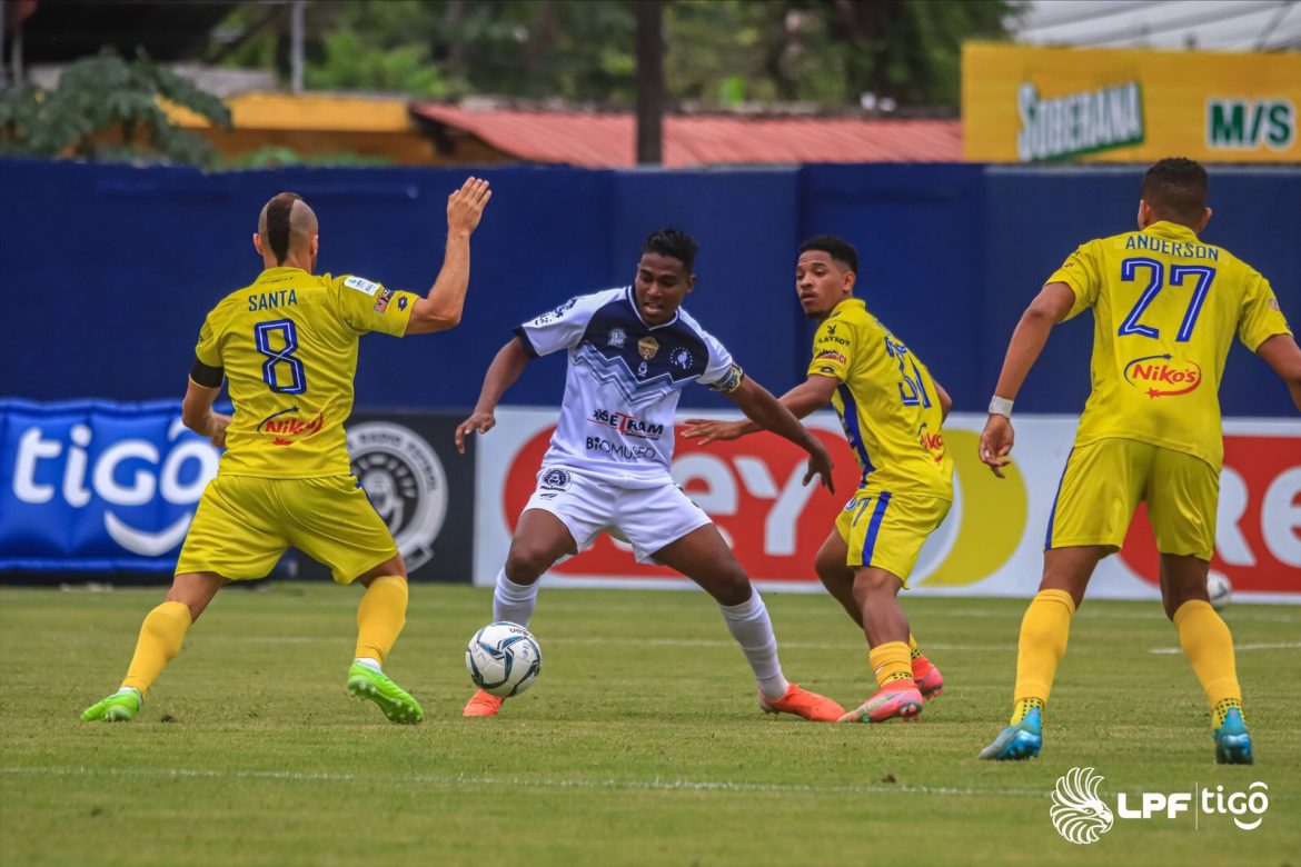 Veraguas CD y Universitario empatan en la ida de las semifinales de la LPF