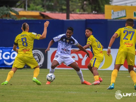 Veraguas CD y Universitario empatan en la ida de las semifinales de la LPF