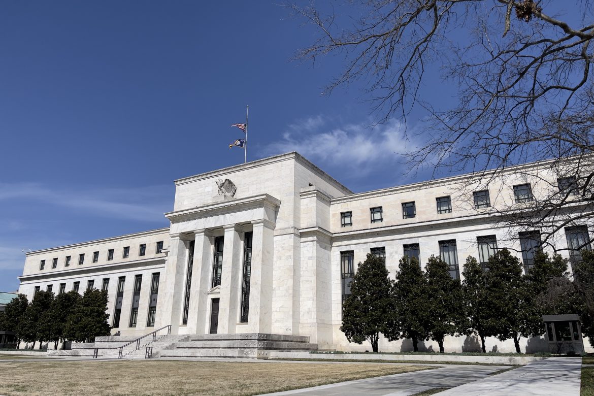 Fed saluda mejora económica pero mantiene política monetaria de estímulo