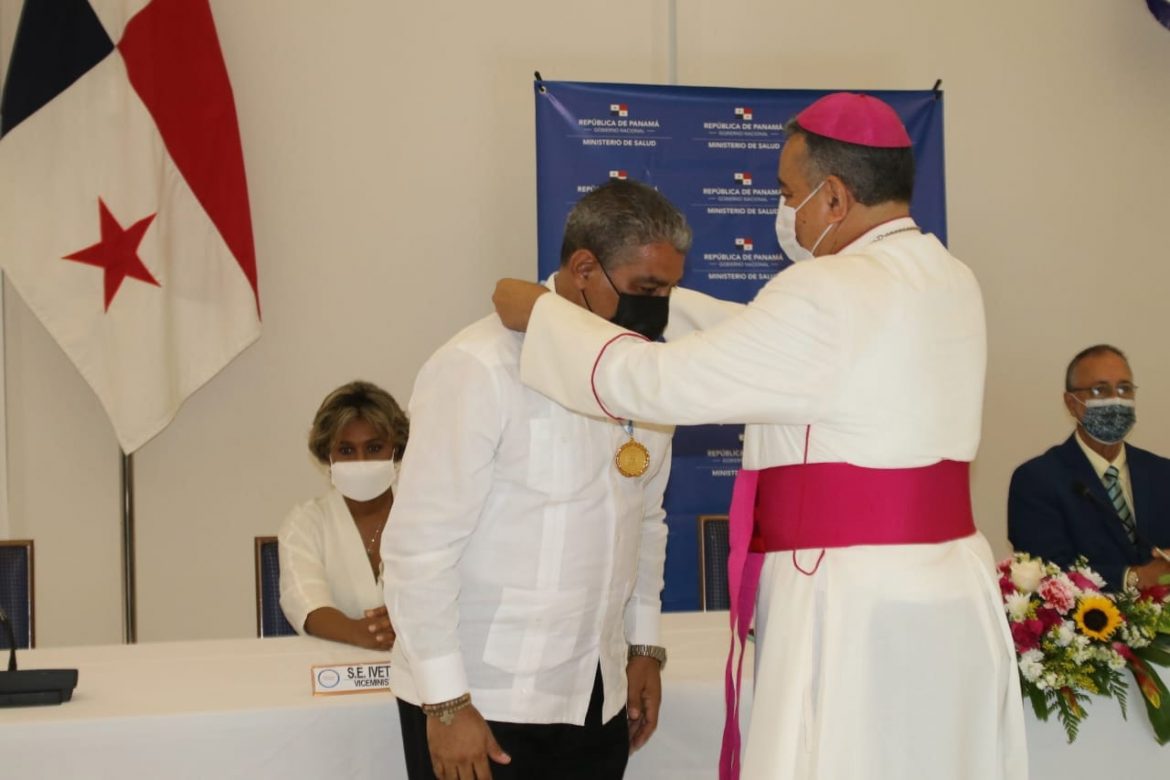 Médicos fueron condecorados con la Medalla Santa María La Antigua