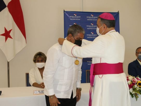 Médicos fueron condecorados con la Medalla Santa María La Antigua