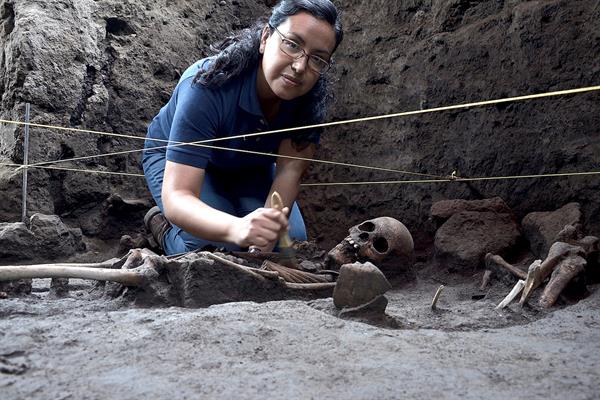 Arqueólogos mexicanos hallan 17 entierros prehispánicos en zona de Xochimilco