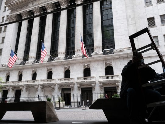En Wall Street, el Nasdaq limita sus pérdidas y el Dow Jones cae