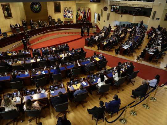 EE.UU. retiró ayuda a instituciones salvadoreñas por la destitución de magistrados