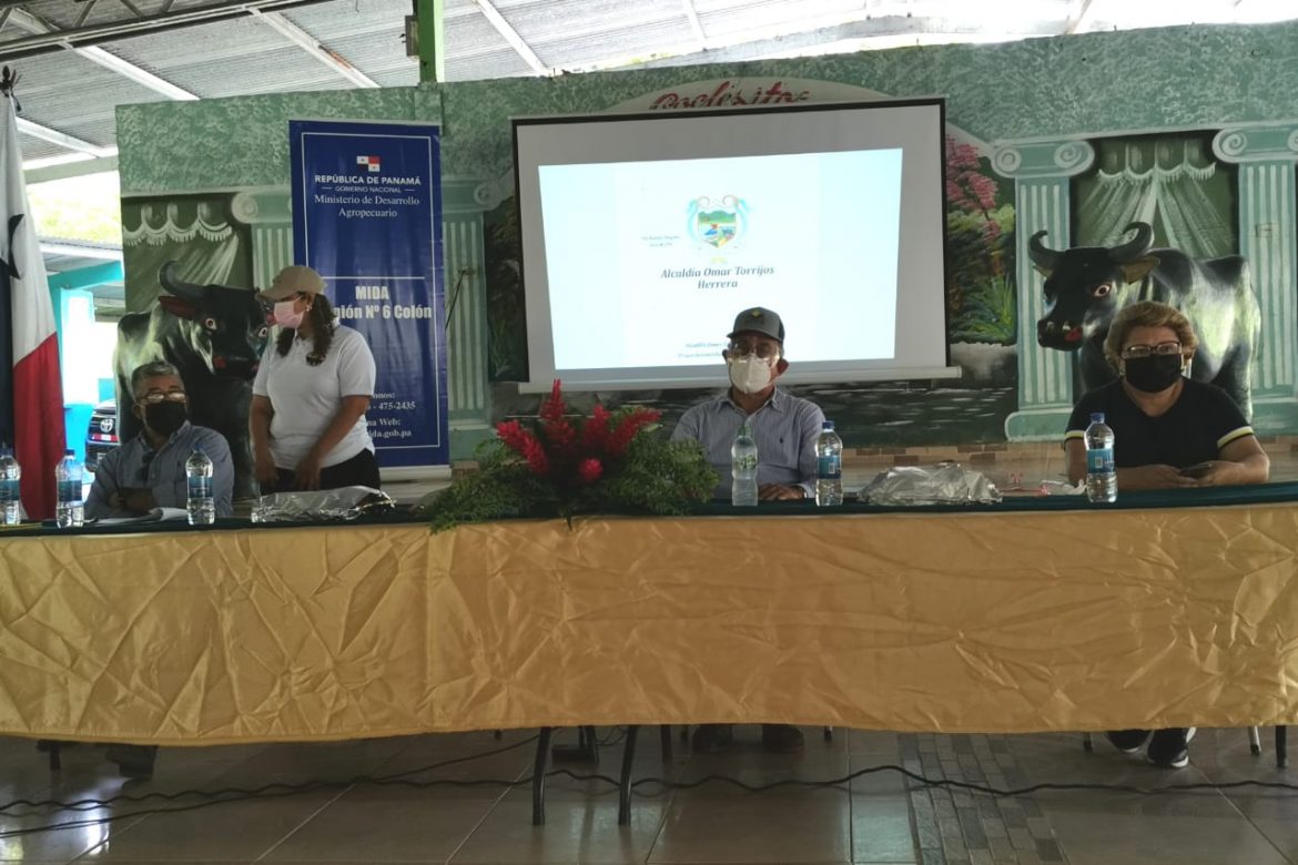 Ministro Valderrama entrega búfalos a productores de Coclesito durante gira en Colón