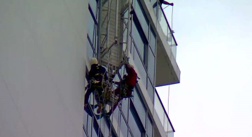 Rescatan a trabajadores que quedaron suspendidos en piso 37, Costa del Este