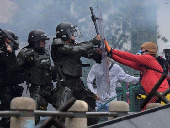 Al menos 19 muertos y 800 heridos en cinco días de disturbios en Colombia