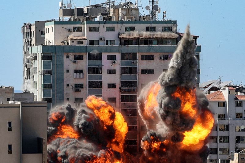 Agencia AP "conmocionada" por bombardeo israelí contra edificio de prensa en Gaza